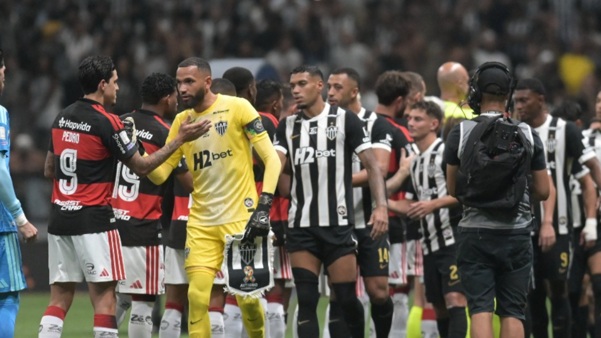Ruan Tressoldi (atrás de Everson) cumprimenta jogadores do Flamengo antes de jogo na Arena MRV - (foto: Leandro Couri/EM/D.A Press)