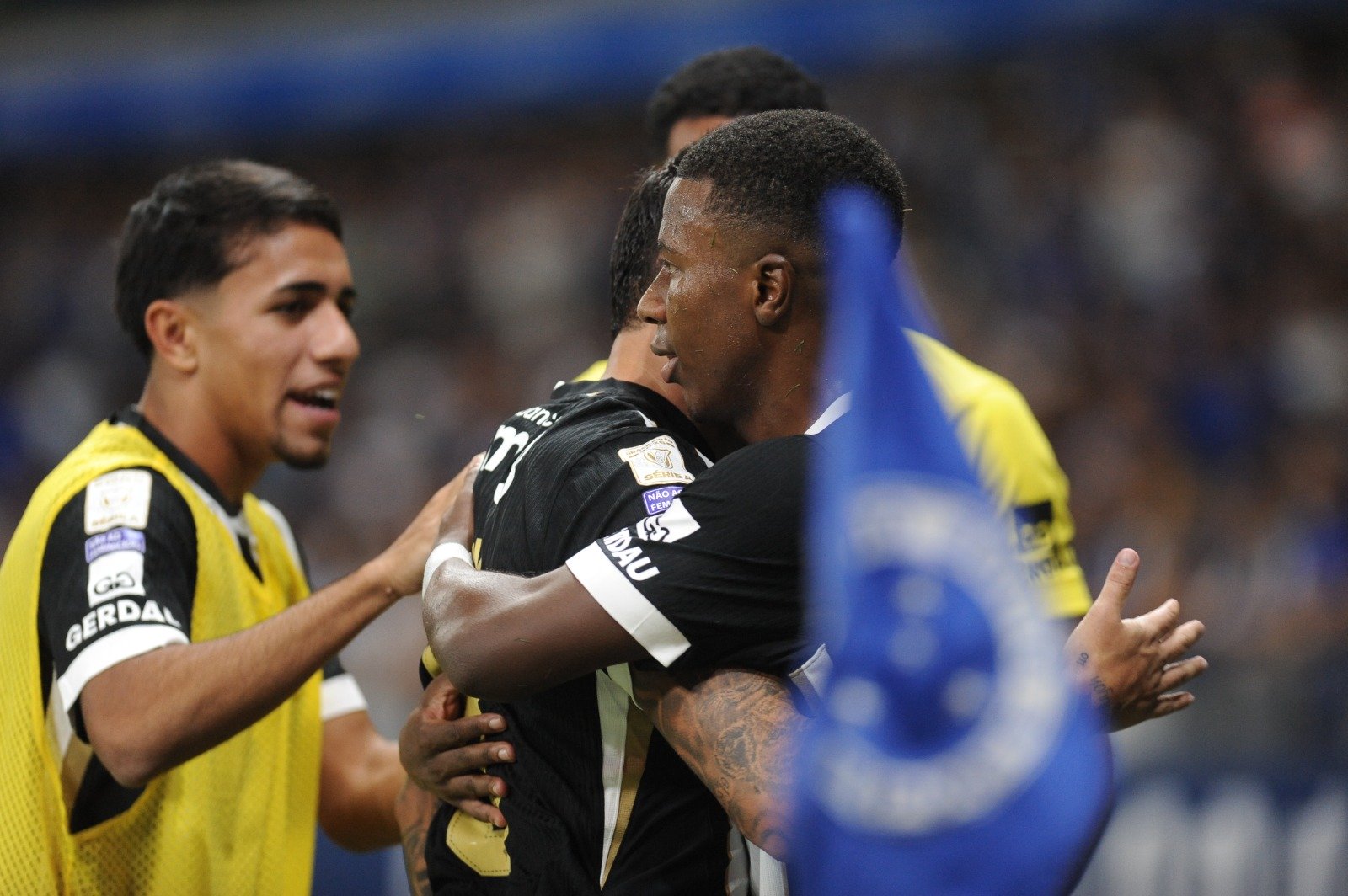 Atlético ressurge, é letal e bate Cruzeiro no Mineirão em jogo com três expulsões