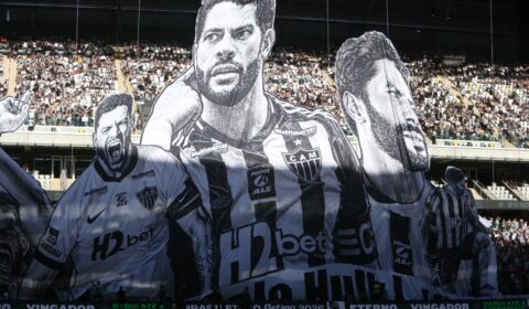 Atlético se despede de Hulk com tifo, bandeirões, ovações e presentes