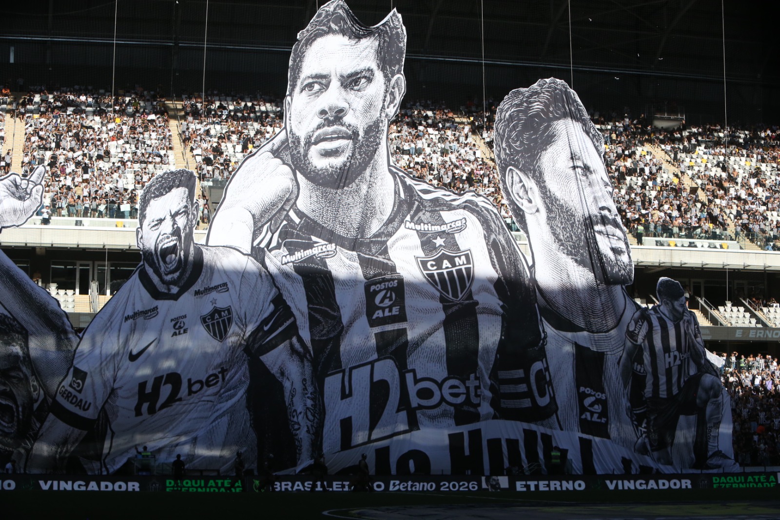 Atlético se despede de Hulk com tifo, bandeirões, ovações e presentes
