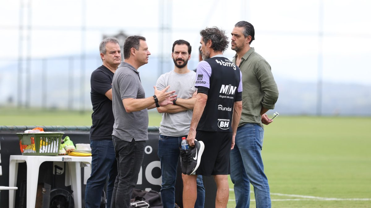 Da esquerda para a direita: Domenigo Bhering, diretor de comunicação do Atlético; Rafael Menin, acionista da SAF; Pedro Daniel, CEO do Atlético; Eduardo Domínguez, técnico; e Paulo Bracks, VP de futebol - (foto: Daniela Veiga/Atlético)