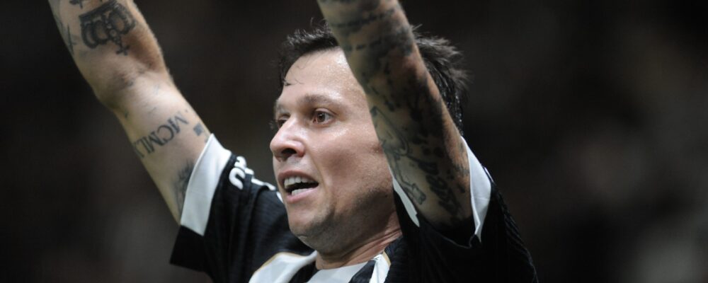 Bernard sobe de produção e assume topo de ranking histórico no Atlético