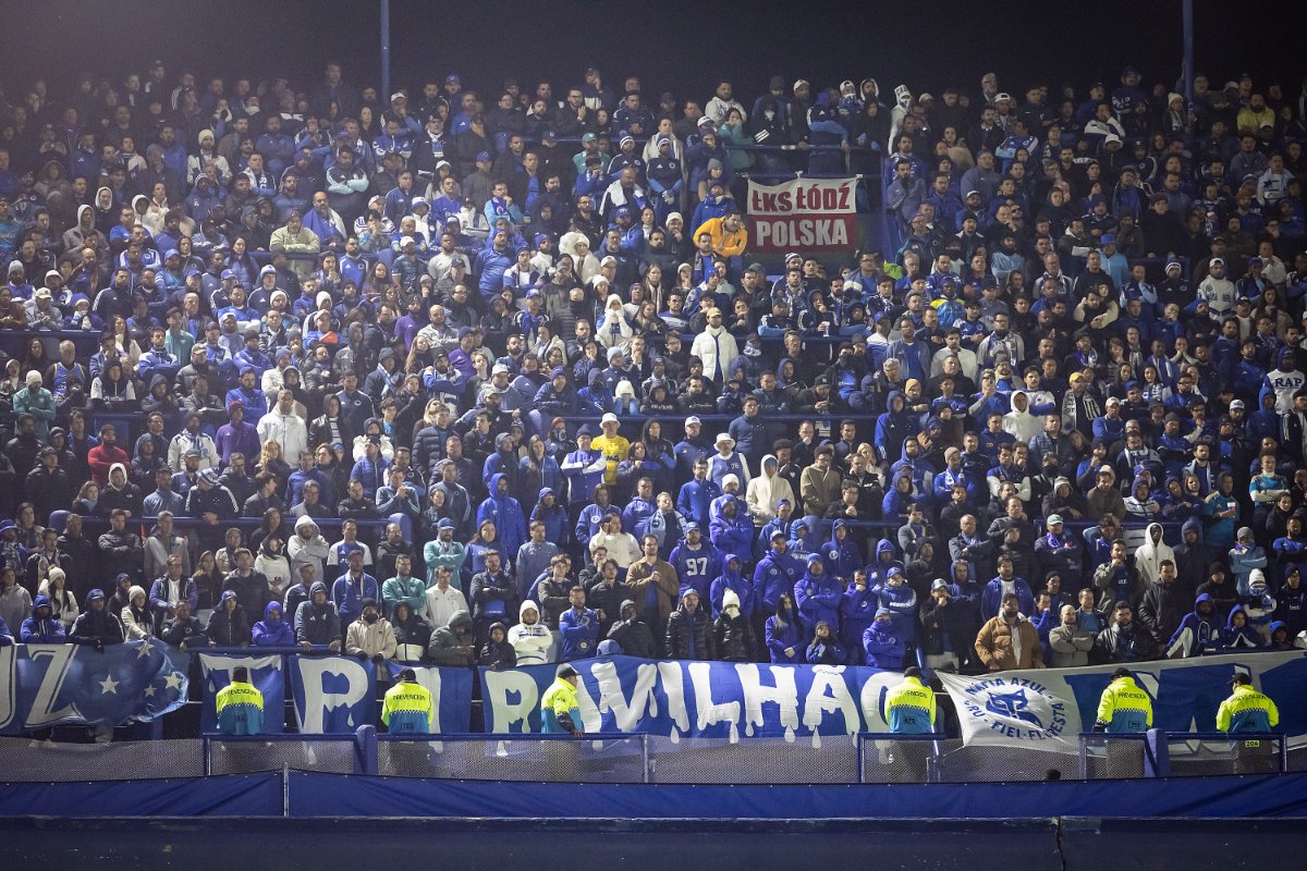 Cantor realiza sonho e assiste a Boca Juniors x Cruzeiro no meio da torcida