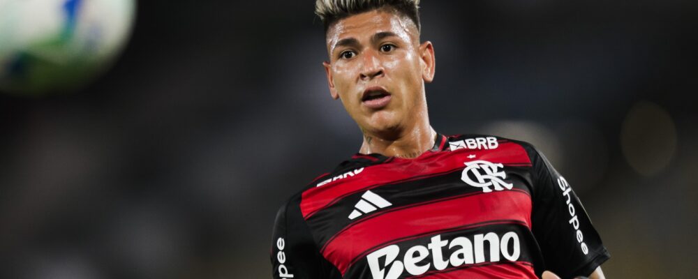 Carrascal é expulso por pontapé logo no início de Flamengo x Palmeiras; veja vídeo