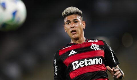 Carrascal é expulso por pontapé logo no início de Flamengo x Palmeiras; veja vídeo
