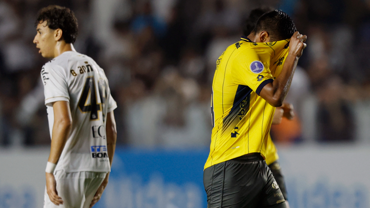 Com gol de ex-Cruzeiro, Santos vence Cuenca na Sul-Americana e se classifica