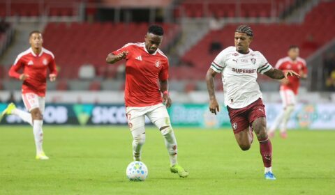 Com um gol em cada tempo, Internacional vence o Fluminense no Campeonato Brasileiro