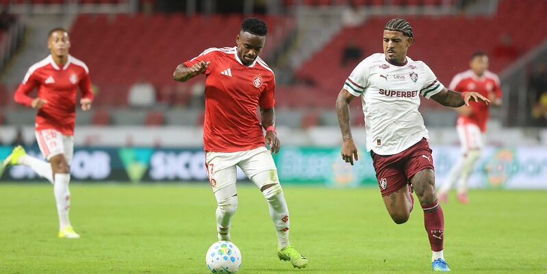 Com um gol em cada tempo, Internacional vence o Fluminense no Campeonato Brasileiro