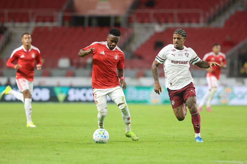 Com um gol em cada tempo, Internacional vence o Fluminense no Campeonato Brasileiro