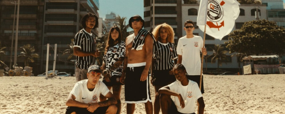Corinthians apresenta novas camisas com referência histórica à Invasão de 1976