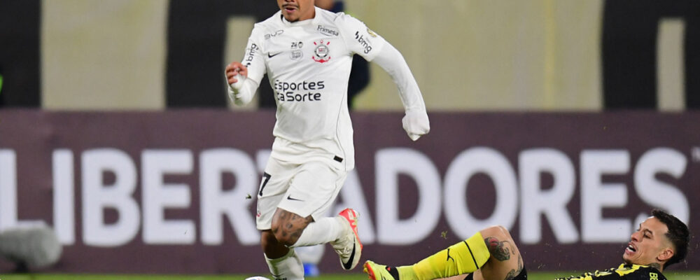 Corinthians empata com Peñarol e garante liderança de grupo na Libertadores
