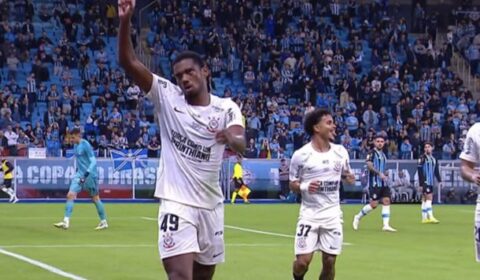 Corinthians vence Grêmio de virada em Porto Alegre