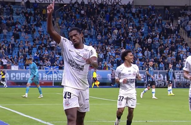 Corinthians vence Grêmio de virada em Porto Alegre