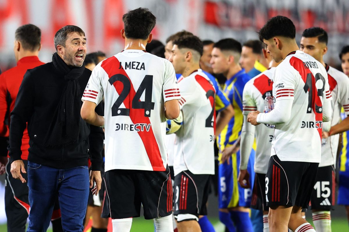 Ex-Atlético faz a limpa e afasta 14 jogadores de gigante argentino