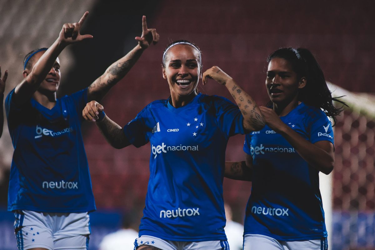 Cruzeiro domina América e volta a vencer pelo Brasileirão Feminino
