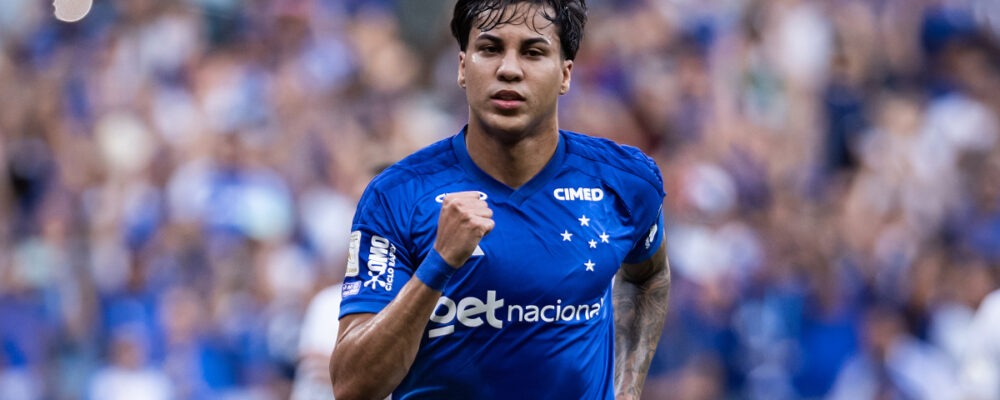 Cruzeiro vence Chapecoense com brilho da dupla de ataque e final polêmico no Mineirão