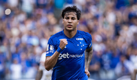 Cruzeiro vence Chapecoense com brilho da dupla de ataque e final polêmico no Mineirão