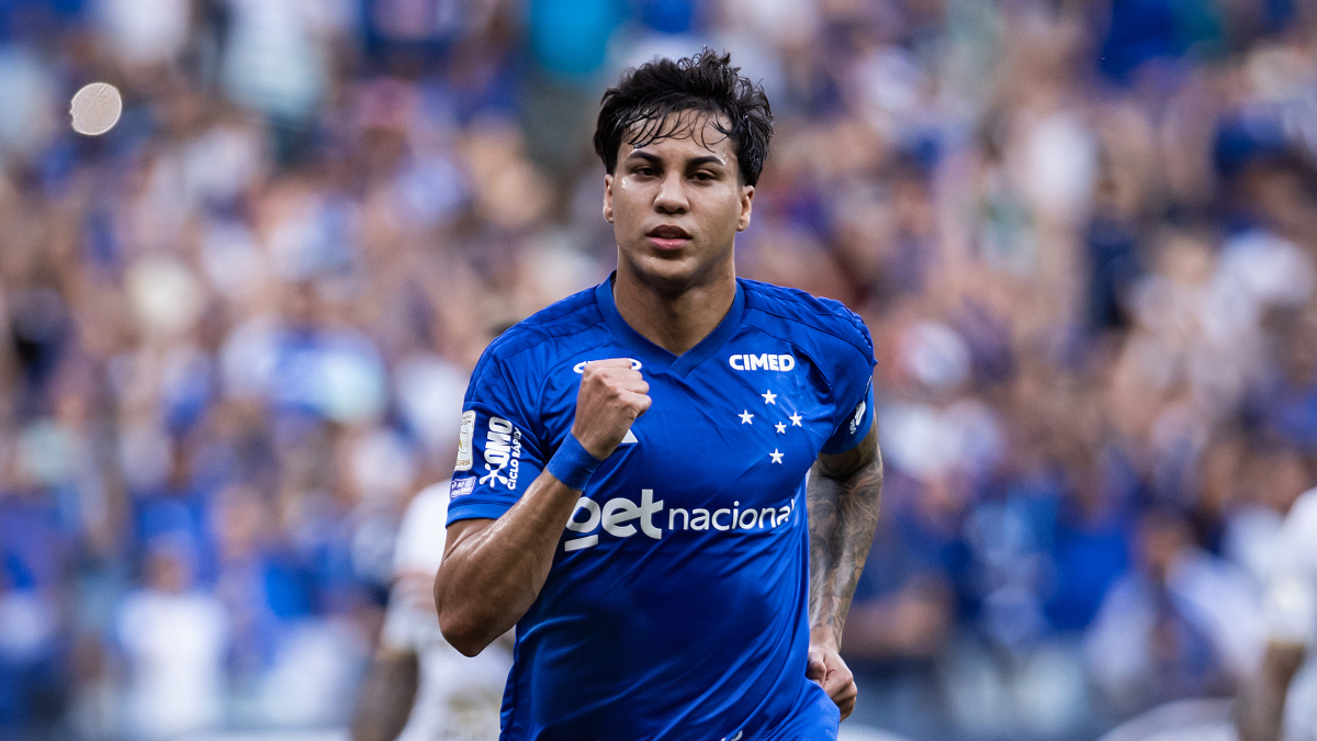 Cruzeiro vence Chapecoense com brilho da dupla de ataque e final polêmico no Mineirão