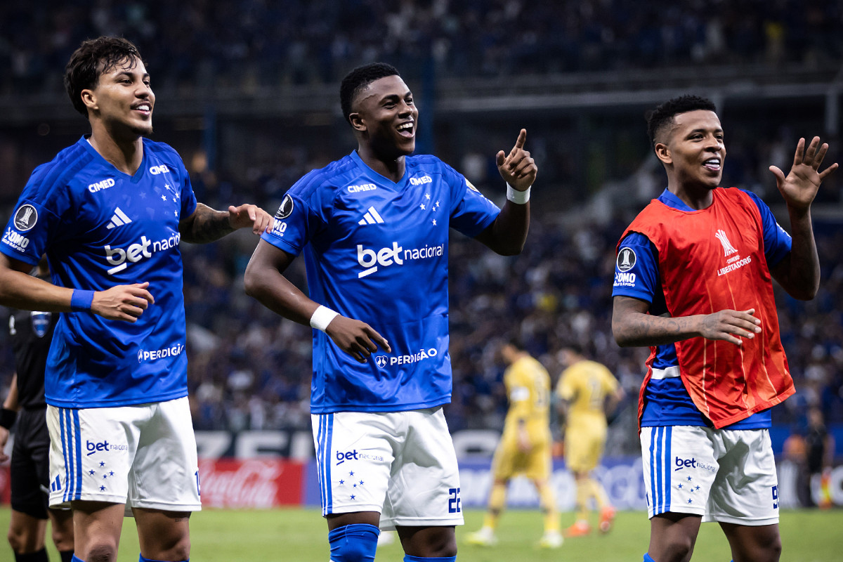 Kaio Jorge, Neyser e Arroyo comemoram gol da vitória do Cruzeiro sobre o Boca Juniors, no Mineirão, pela Libertadores - (foto: Gustavo Aleixo/Cruzeiro)