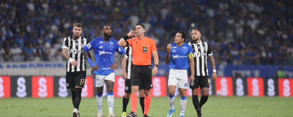 Cruzeiro x Atlético: súmula relata laser, arremesso de cadeira e justifica expulsões