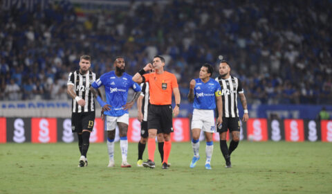 Cruzeiro x Atlético: súmula relata laser, arremesso de cadeira e justifica expulsões