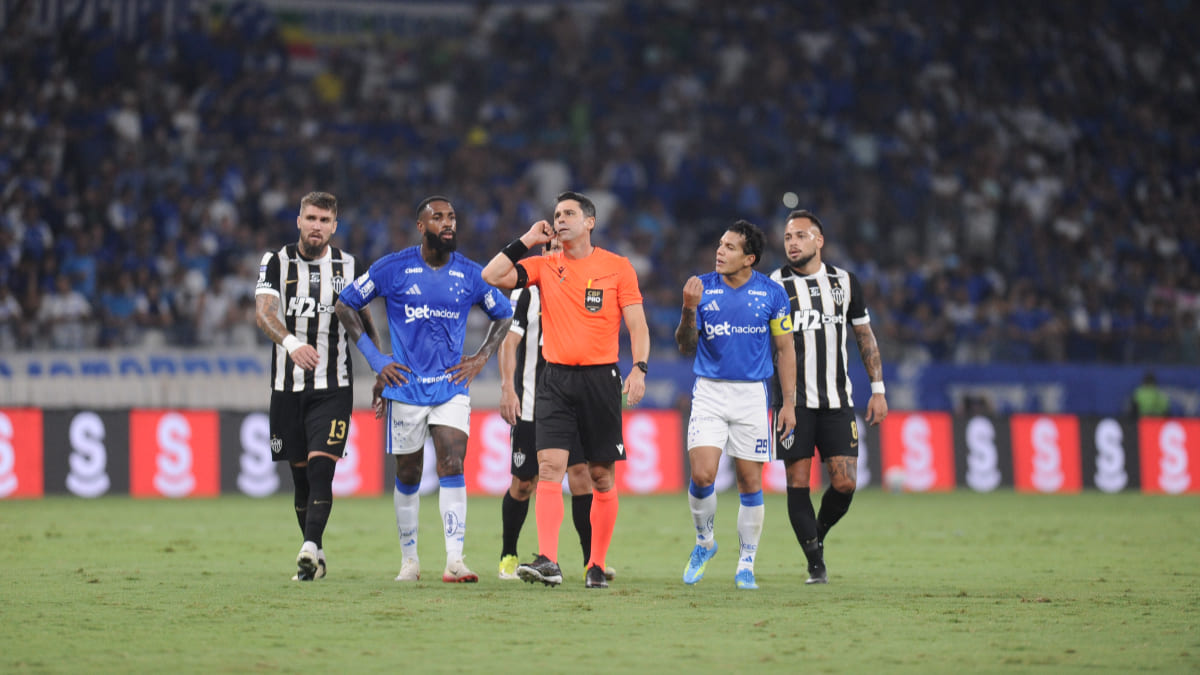 Cruzeiro x Atlético: súmula relata laser, arremesso de cadeira e justifica expulsões