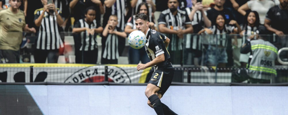 Defensor do Atlético se consolida como titular e abre o jogo sobre ‘nova posição’
