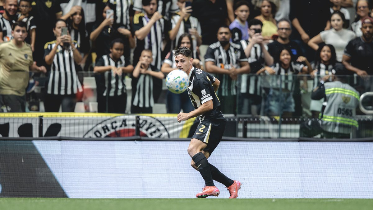 Defensor do Atlético se consolida como titular e abre o jogo sobre ‘nova posição’