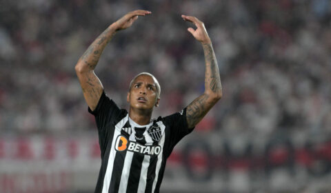 Deyverson manda recado a jogador e organizada do Atlético após jogo contra o Ceará