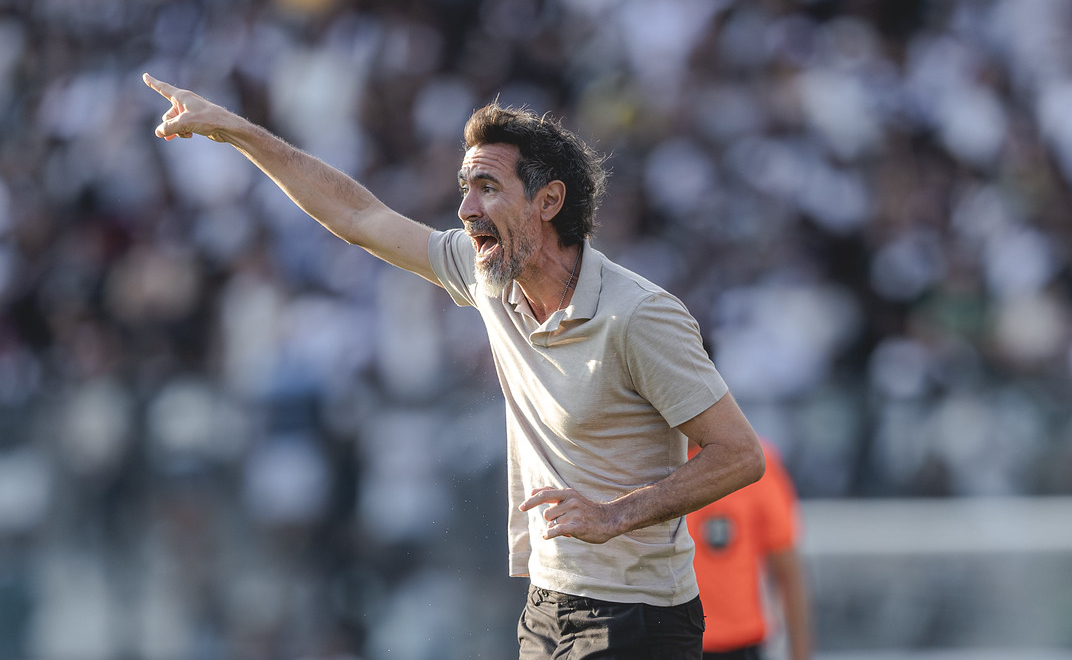 Eduardo Domínguez, treinador do Atlético, em ação no Estádio São Januário - (foto: Pedro Souza/Atlético) Eduardo Domínguez, treinador do Atlético, em ação no Estádio São Januário - (foto: Pedro Souza/Atlético)