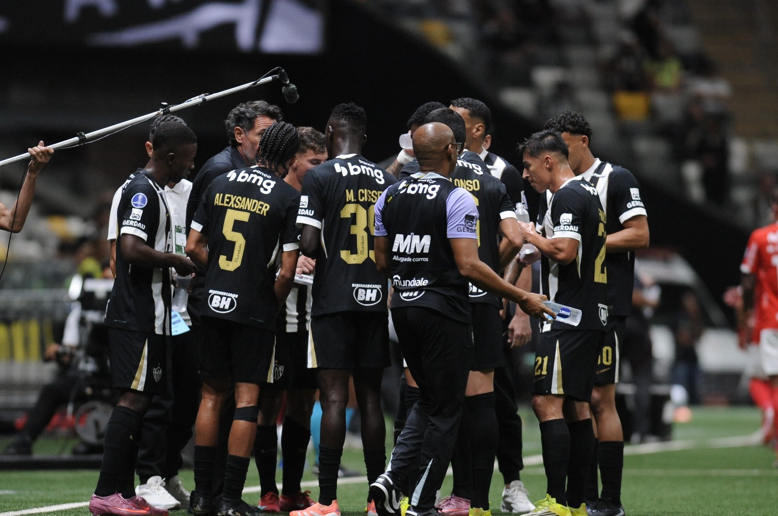 Domínguez rasga elogios a jogador do Atlético, mas avisa: ‘Todos esperamos mais dele’