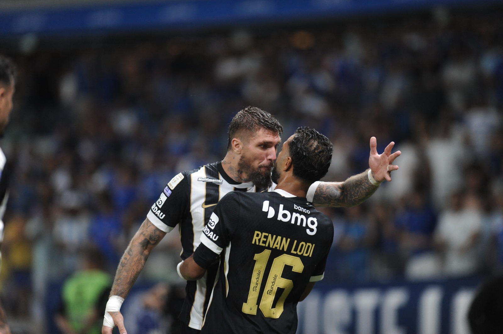 Dublador revela diálogo tenso entre Lyanco e Renan Lodi, do Atlético: ‘Cara***’