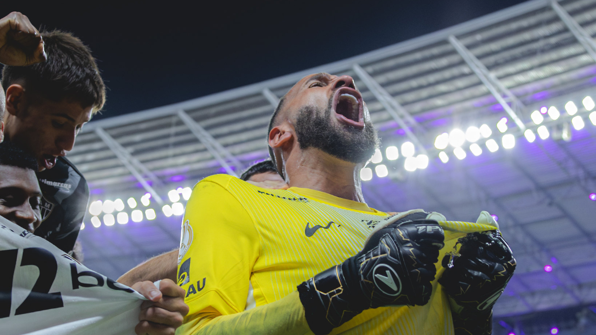 Everson salva Atlético pela 6ª vez nos pênaltis e se rende a ídolo: ‘Maior da história’