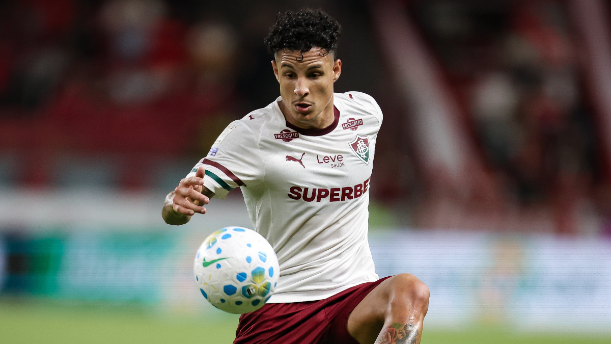 Ex-Atlético, Arana falha em derrota do Fluminense e sofre críticas