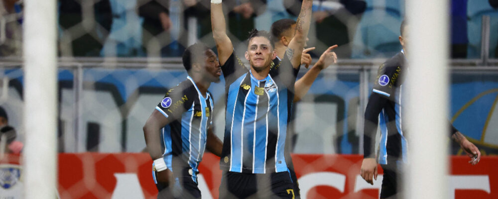 Ex-jogador do Atlético faz golaço, Grêmio vence e se classifica na Sul-Americana