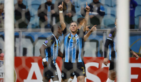 Ex-jogador do Atlético faz golaço, Grêmio vence e se classifica na Sul-Americana