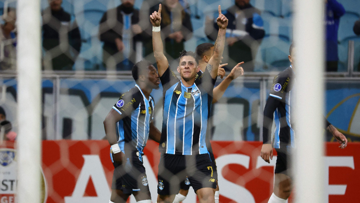 Ex-jogador do Atlético faz golaço, Grêmio vence e se classifica na Sul-Americana