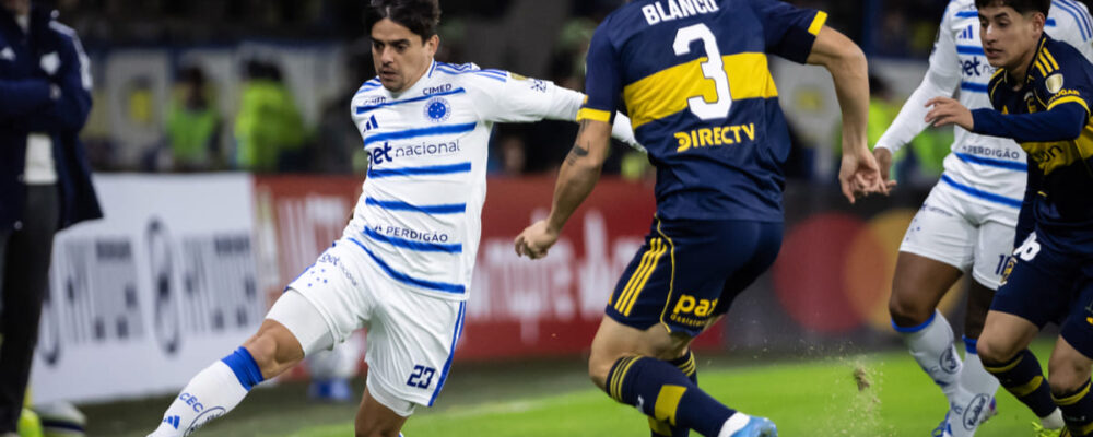 Fagner acerta chutaço contra o Boca e faz primeiro gol pelo Cruzeiro