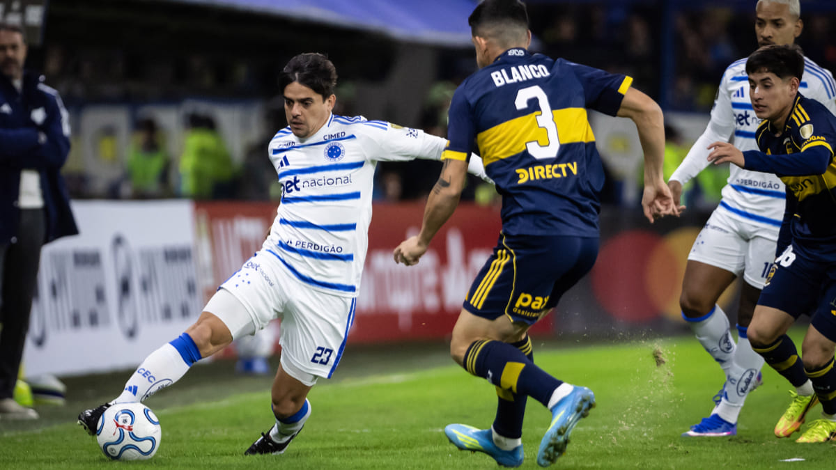 Fagner acerta chutaço contra o Boca e faz primeiro gol pelo Cruzeiro