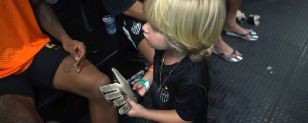 Filho de Lyanco pede autógrafos e ‘rouba a cena’ no vestiário do Atlético; assista