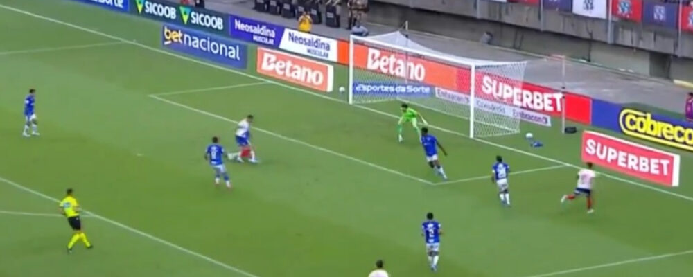 Foi pênalti para o Bahia? Ex-árbitro analisa lance em jogo do Cruzeiro