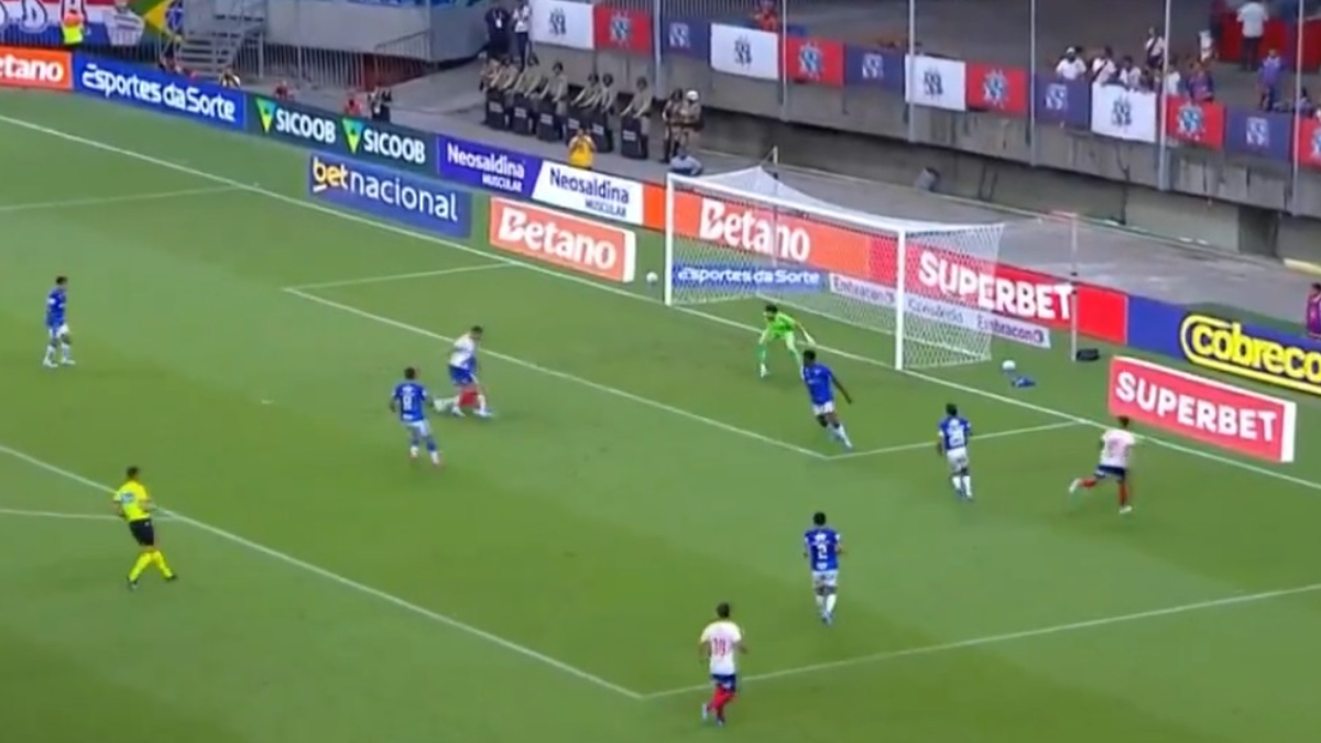 Foi pênalti para o Bahia? Ex-árbitro analisa lance em jogo do Cruzeiro