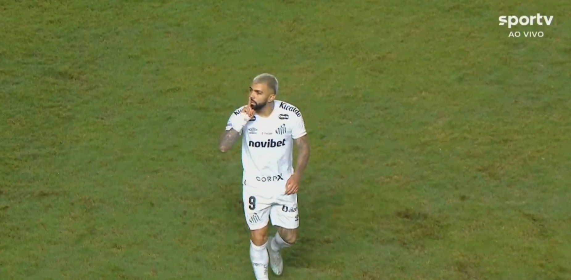 Gabigol marca e recebe cartão vermelho por gesto obsceno em Santos x Vitória