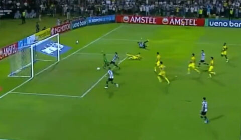 Gabriel Barbosa perde gol inacreditável em jogo do Santos pela Sul-Americana; veja