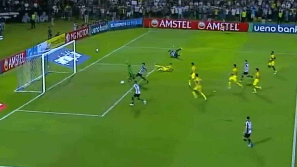 Gabriel Barbosa perde gol inacreditável em jogo do Santos pela Sul-Americana; veja