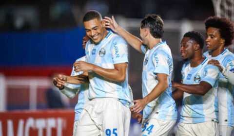 Grêmio vence Deportivo Riestra fora e assume liderança na Sul-Americana