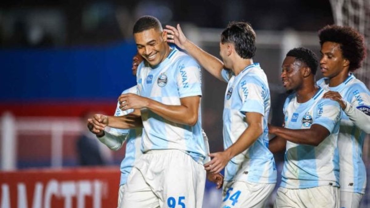 Grêmio vence Deportivo Riestra fora e assume liderança na Sul-Americana