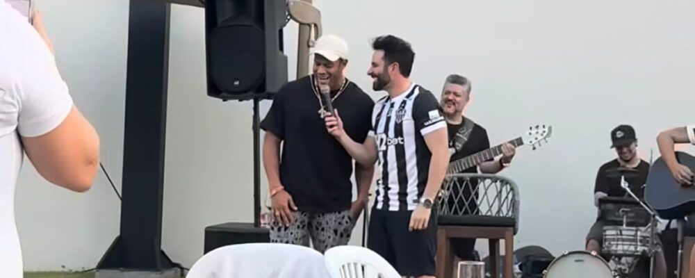 Hulk se arrisca no sertanejo e solta a voz em festa de despedida do Atlético