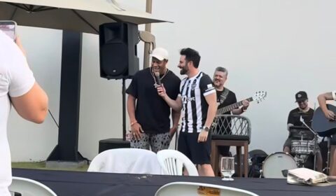 Hulk se arrisca no sertanejo e solta a voz em festa de despedida do Atlético
