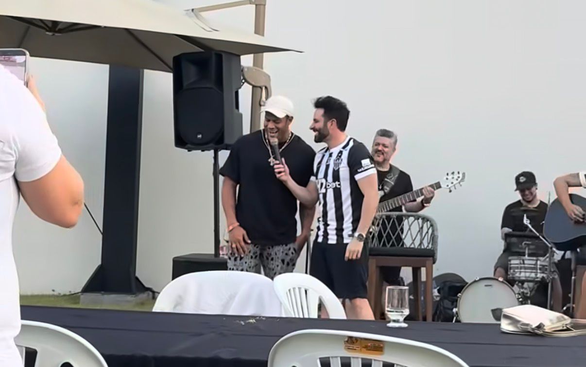 Hulk se arrisca no sertanejo e solta a voz em festa de despedida do Atlético